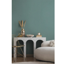 Decoratieve woonkamer met console, stoel en zitmeubelen voor een wand