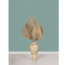 Decoratieve gedroogde palmbladeren in een rotan mand vaas op de vloer