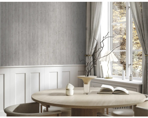 Eetkamer met wandpanelen, ronde tafel en raam