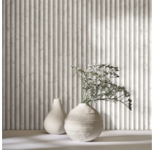 Decoratief wandpaneel met geribbeld oppervlak en twee vazen als decoratie