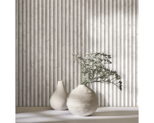 Decoratief wandpaneel met geribbeld oppervlak en twee vazen als decoratie