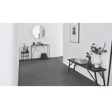 Entree met vloer in marmerlook, bank, console, spiegel en decoratie