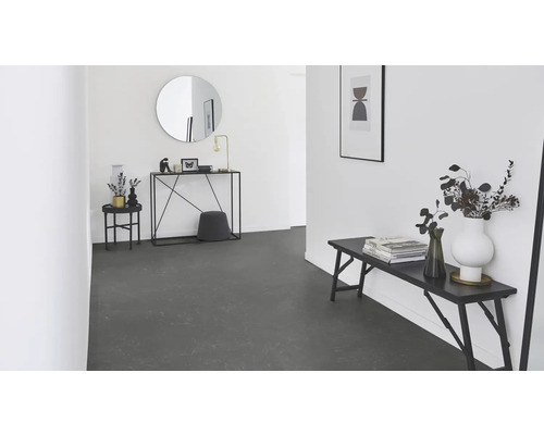 Entree met vloer in marmerlook, bank, console, spiegel en decoratie