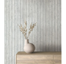 Wandpanelen met marmerlook, vaas met droogbloemen op een dressoir