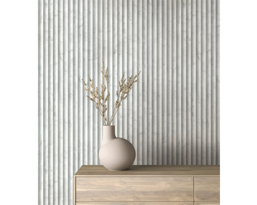 Wandpanelen met marmerlook, vaas met droogbloemen op een dressoir