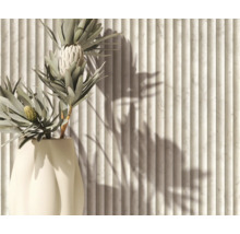 Decoratief wandpaneel met geribbeld oppervlak en Protea bloemen in vaas