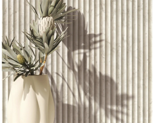 Decoratief wandpaneel met geribbeld oppervlak en Protea bloemen in vaas