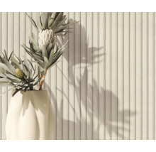 Decoratieve houten lambrisering met bloemstuk in vaas