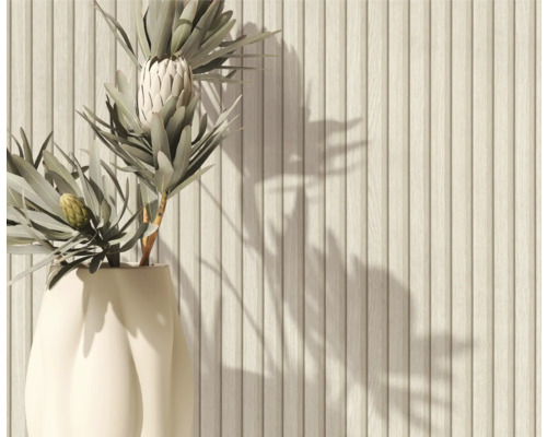 Decoratieve houten lambrisering met bloemstuk in vaas