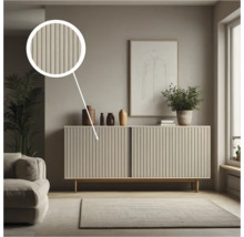 Woonkamer met dressoir met geribbelde deuren, decoratie en kamerplant