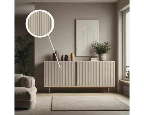 Woonkamer met dressoir met geribbelde deuren, decoratie en kamerplant