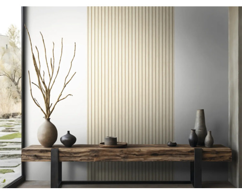 Interieurscène met houten tafel en decoratieve vazen