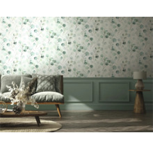 Woonkamer met groen wandpaneel en behang met bladeren