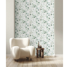 Kamer met eucalyptusbehang, fauteuil en bijzettafel