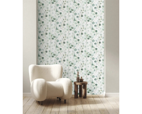 Kamer met eucalyptusbehang, fauteuil en bijzettafel