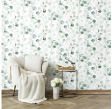 Kamer met eucalyptusbehang, fauteuil, bijzettafel en houten vloer