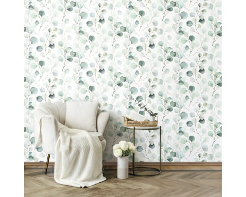 Kamer met eucalyptusbehang, fauteuil, bijzettafel en houten vloer