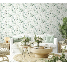 Woonkamer met bank, tafel en behang met eucalyptuspatroon