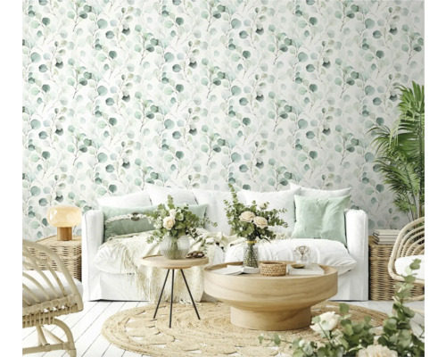 Woonkamer met bank, tafel en behang met eucalyptuspatroon