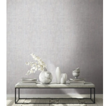 Kameroverzicht met patroonbehang, salontafel, vazen en boeken voor een heldere en georganiseerde sfeer.