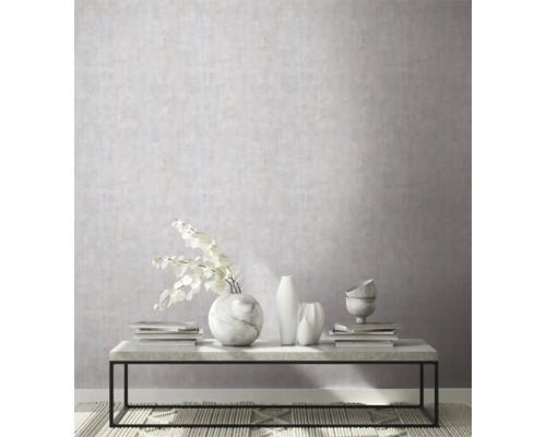 Kameroverzicht met patroonbehang, salontafel, vazen en boeken voor een heldere en georganiseerde sfeer.