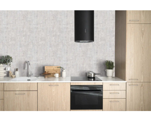 Moderne keuken met afzuigkap, gootsteen, kookplaat en oven in licht houtdesign