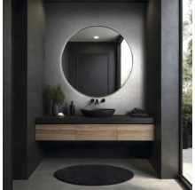 Moderne badkamer met ronde spiegel, opzetwastafel en houten onderkast