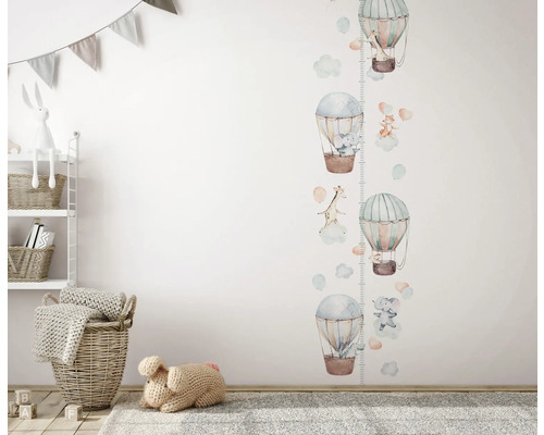 Kinderkamer met muursticker hoogtemeter met luchtballonnen en dieren