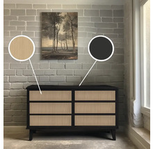 Dressoir met zes laden en een kunstdruk aan een bakstenen muur