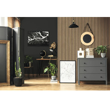 Inrichtingsvoorbeeld met ladekast, bureau en decoraties voor een stijlvol interieur