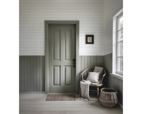 Lichte entree met deur, houten stoel, mand en wandpanelen.