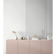 Lichte woonkamer met roze kast, decoraties en kandelaars