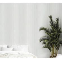 Lichte slaapkamer met bed, kamerplant en verticaal gestructureerde muur