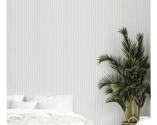 Lichte slaapkamer met bed, kamerplant en verticaal gestructureerde muur