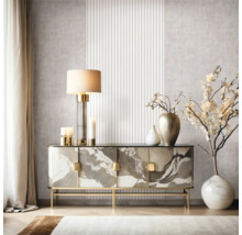 Moderne woonkamer met dressoir in marmerdesign, tafellamp en decoratie