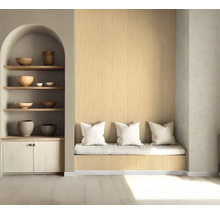 Licht interieur met schappen, decoratieve schalen en een zithoek met kussens.