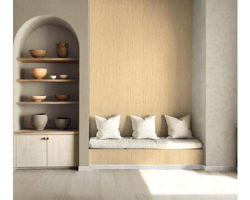 Licht interieur met schappen, decoratieve schalen en een zithoek met kussens.