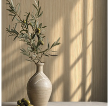 Decoratief behang met verticaal textuurpatroon, gecombineerd met olijftak in vaas.