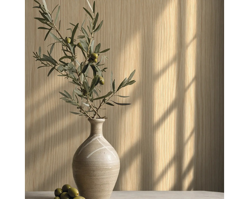 Decoratief behang met verticaal textuurpatroon, gecombineerd met olijftak in vaas.
