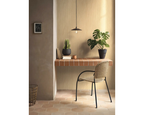 Studeerkamer met bureau, stoel, hanglamp en planten