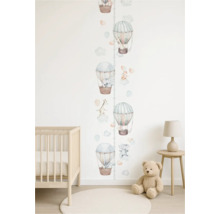 Kinderkamer met groeimeter, luchtballonnen en dieren