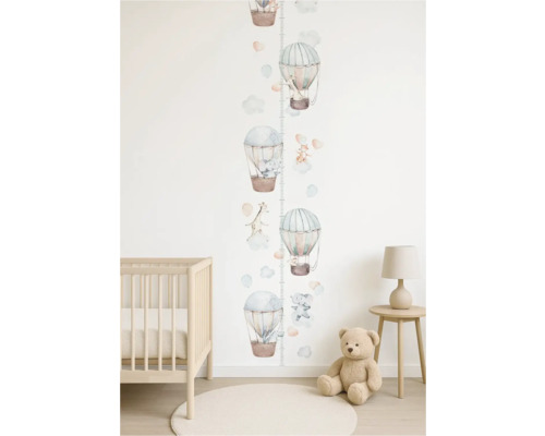 Kinderkamer met groeimeter, luchtballonnen en dieren