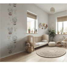 Lichte kinderkamer met ledikant, rond vloerkleed, kamerplanten en muursticker met luchtballonnen
