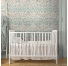 Kinderkamer met wit spijlenbed, ladder en behang met bloemenmotief