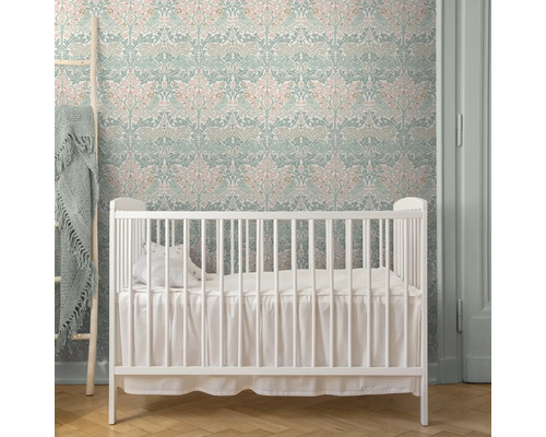 Kinderkamer met wit spijlenbed, ladder en behang met bloemenmotief