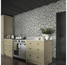 Keuken met bloemenbehang, fornuis en kasten