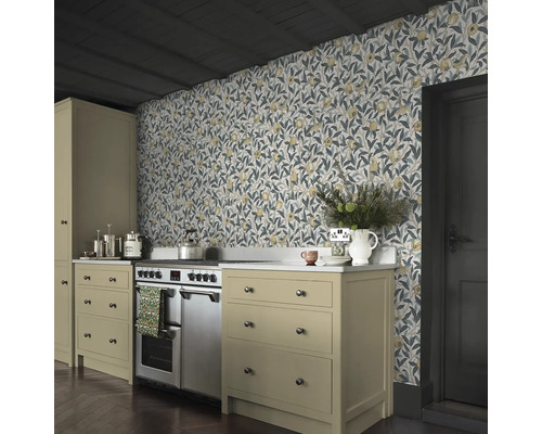 Keuken met bloemenbehang, fornuis en kasten