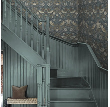 Trappenhuis met bloemenbehang en geschilderde houten trap