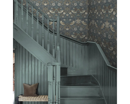 Trappenhuis met bloemenbehang en geschilderde houten trap