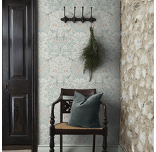 Decoratieve kamer met patroonbehang, houten stoel en stenen details